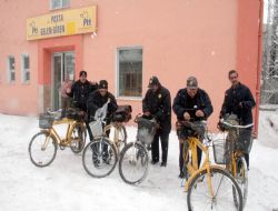 Bak postacı donuyor